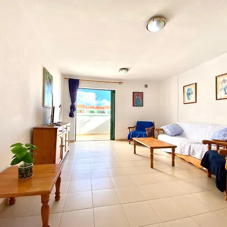 Apartamento De Dos Dormitorios En Costa Del Silencio, Tenerife Sur
