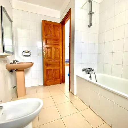 Apartamento De Dos Dormitorios En Costa Del Silencio, Tenerife Sur *